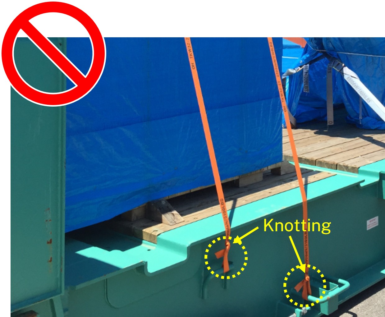 라싱 벨트의 끝단을 매듭으로 묶은 잘못된 라싱 방법