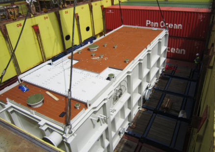 Break Bulk 화물 선적 작업 - 화물의 크기와 중량이 과다하여 40'Flat rack 7대를 먼저 컨테이너선 위에 깔고 그 위에 화물을 선적