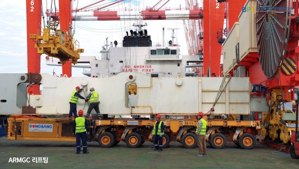 ARMGC를 Transport Beam에 연결하여 리프팅하는 작업