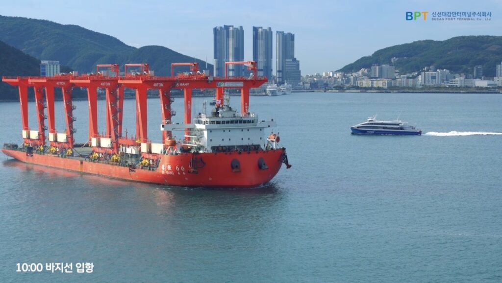 ARMGC를 적재하고 부산항으로 입항하는 바지선