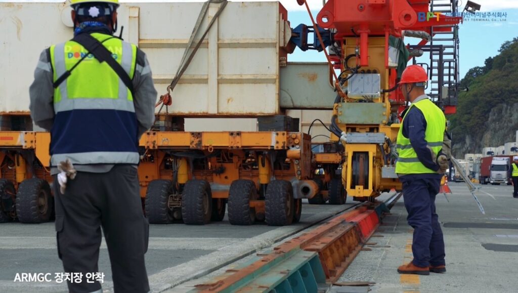 ARMGC가 야드 블록의 레일 위에 안착하는 모습