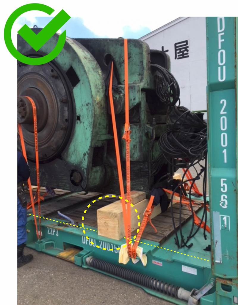 중량화물의 하중 분산을 위한 Flat rack 위 횡방향 Dunnage의 좋은 예