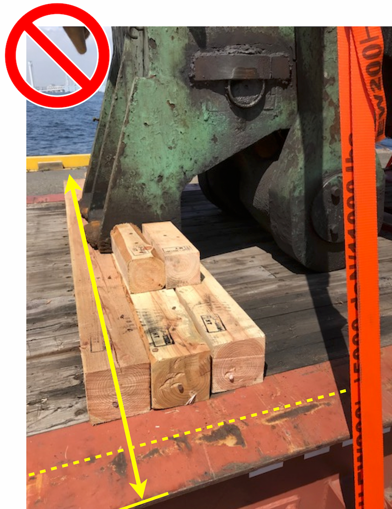 중량화물의 하중 분산을 위한 Flat rack 위 횡방향 Dunnage의 나쁜 예